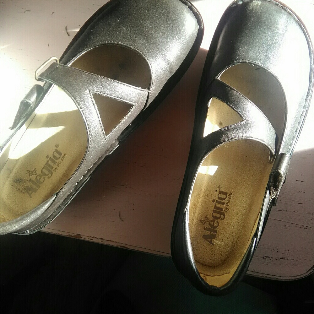 Comfy & Kawaii Alegria strap clogs size 8